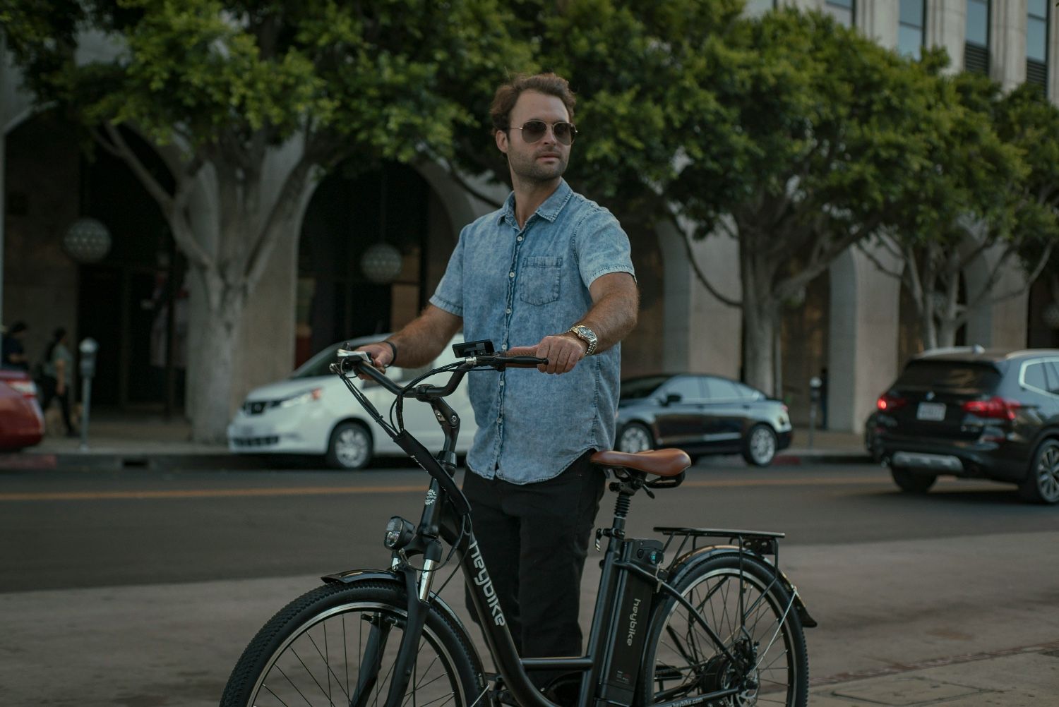 mężczyzna stojący koło roweru